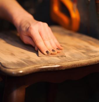 Nettoyer vieux meuble en bois